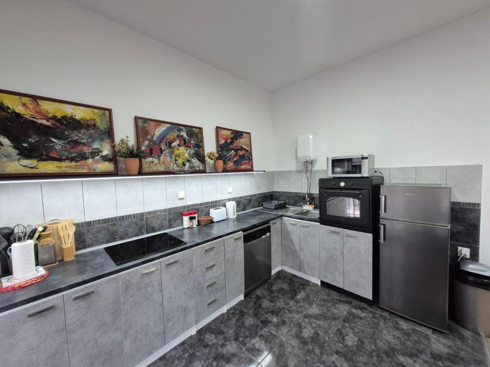 Authentic Belgrade Centre Apartments For Large Groups, Republic Square - Up To 47 People In 5 Apartments Oda fotoğraf