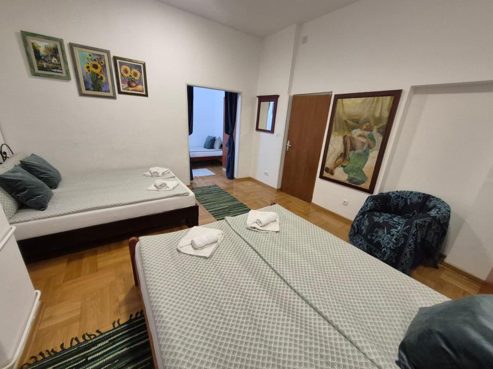 Authentic Belgrade Centre Apartments For Large Groups, Republic Square - Up To 47 People In 5 Apartments Oda fotoğraf